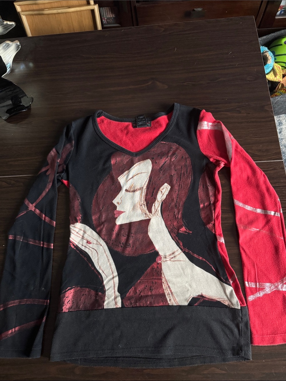Custo Barcelona Black & Red Long-Sleeve V-Neck Graphic Top